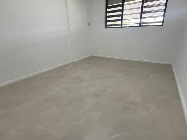 Ubi room with marble-look tile flooring
